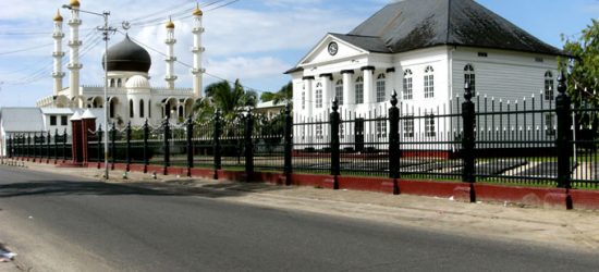 mosque-and-synagogue-in-paramaribo-suriname